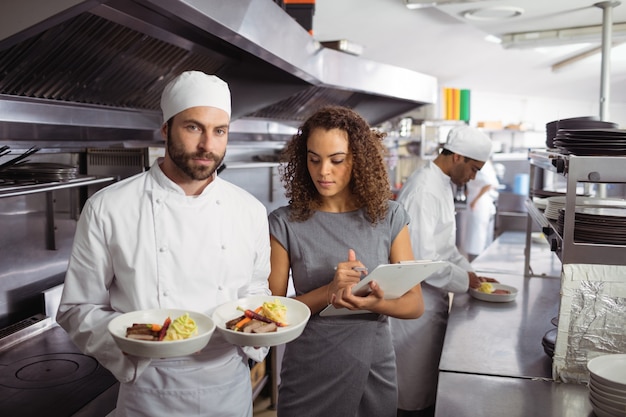 Foto chef presentando i suoi piatti di cibo