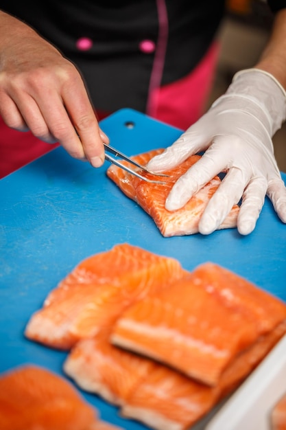 魚の骨を取り除くシェフ