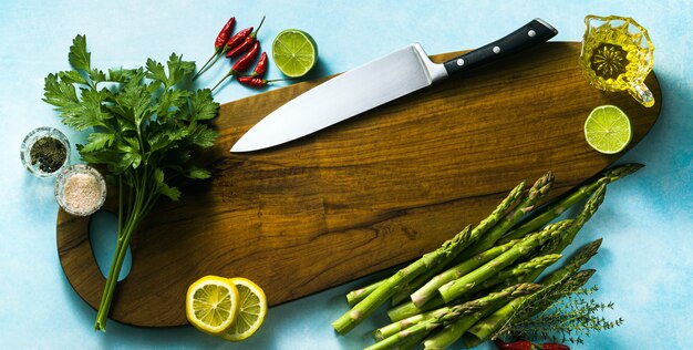 Chef's banner van Koksmes op een snijplank met aromatische kruiden en groenten. voedsel achtergrond.