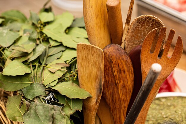 Photo chef's wooden spoons on a wooden table