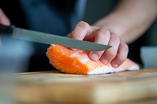 Photo chef salmon on fish fillet chopping board