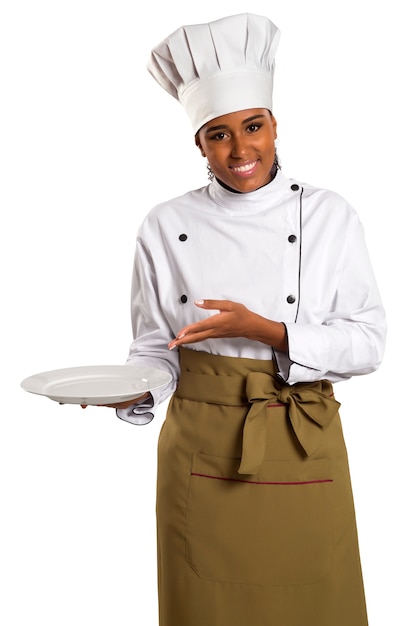 Шеф-повар показывает пустую тарелку. Женщина-повар или шеф-повар, служащие пустой тарелке, улыбаясь, счастливы, изолированные на белом пространстве.