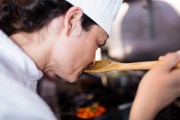 写真 キッチンで食べ物の臭いがするシェフ