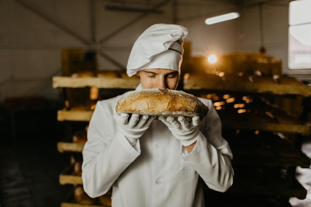 Chef snuffelt aan het brood van een keukenbakker