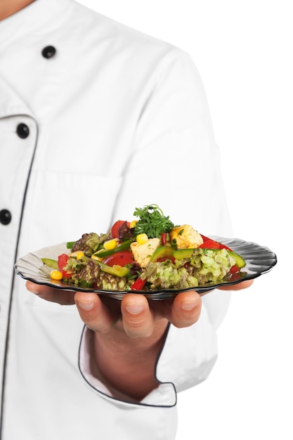 Foto chef in uniforme bianca e piatto con cibo contro uno sfondo bianco