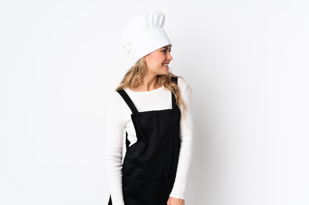 Женщина-повар в черном фартуке и шляпе