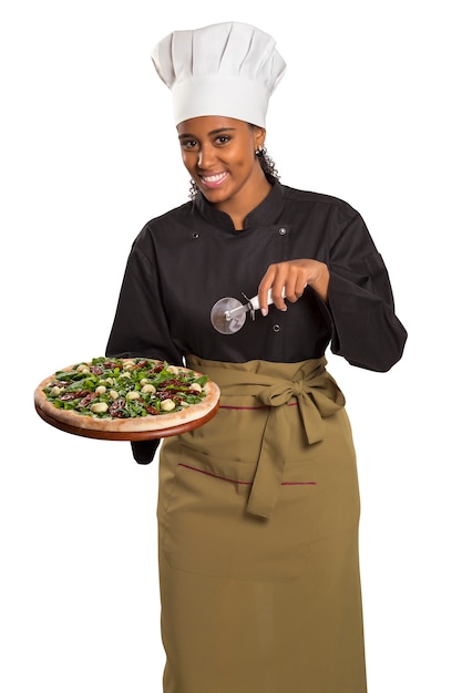 Женщина шеф-повара, дающая пиццу, изолированную на белом пространстве