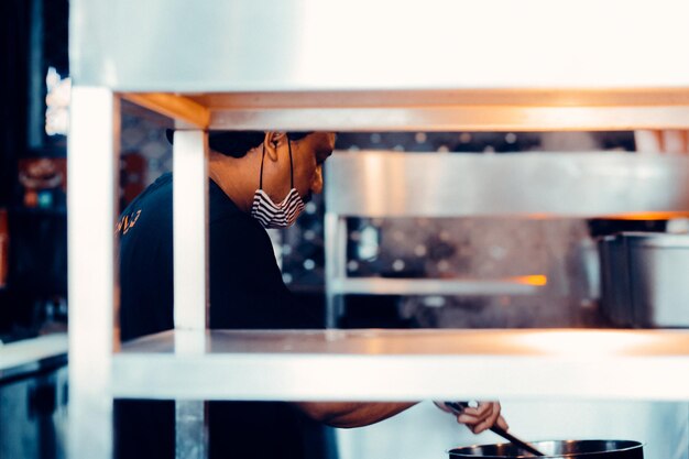 Photo chef working at restaurant