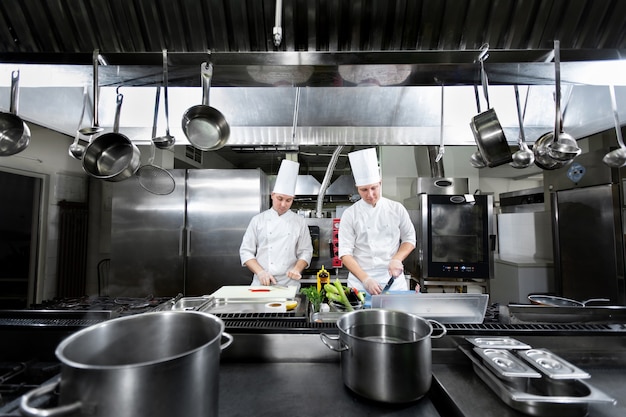 Gli chef preparano i pasti in cucina