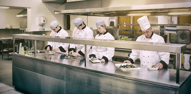 Photo chefs preparing plates in kitchen