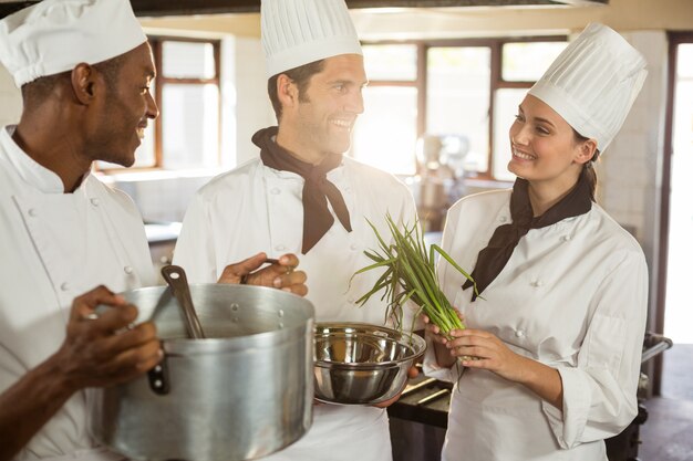 Photo chefs talking while preparing food