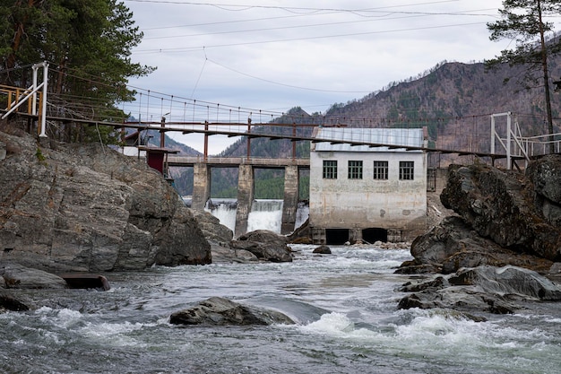 Chemal rivier Chemal HPP Chemal waterkrachtcentrale in Altai