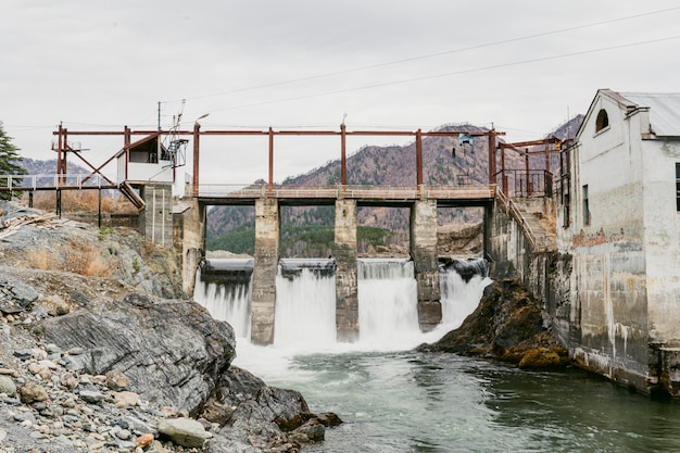 Chemal rivier Chemal HPP Chemal waterkrachtcentrale in Altai