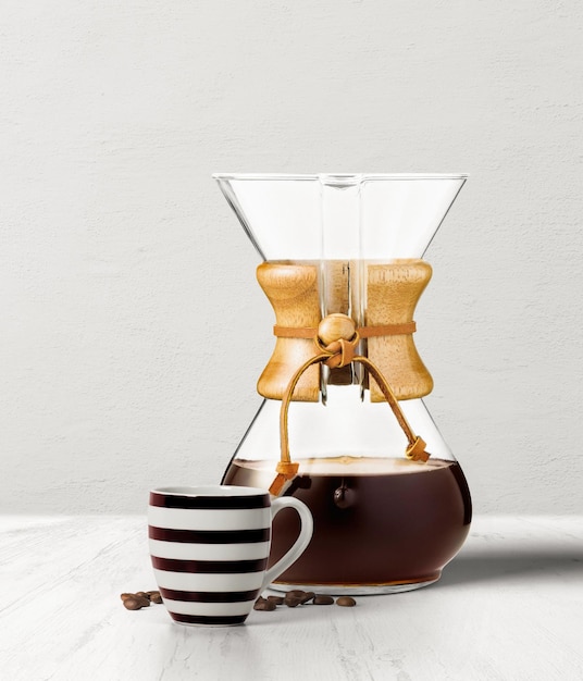 CHEMEX KOFFIE maker filter met zwarte koffiekopje geïsoleerd op tafel zijaanzicht