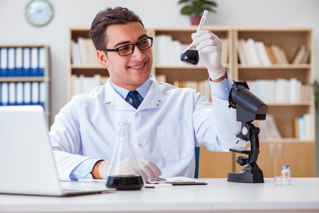 Foto ingegnere chimico che lavora ai campioni di olio in laboratorio