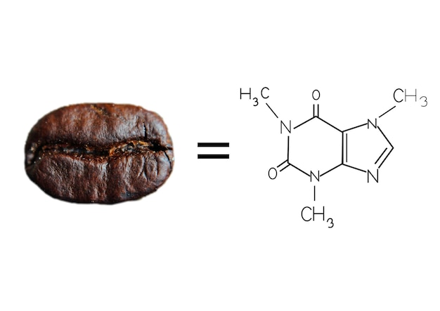 Фото Химическая формула кофеина с разливом жареного кофе из чашки на белом фоне