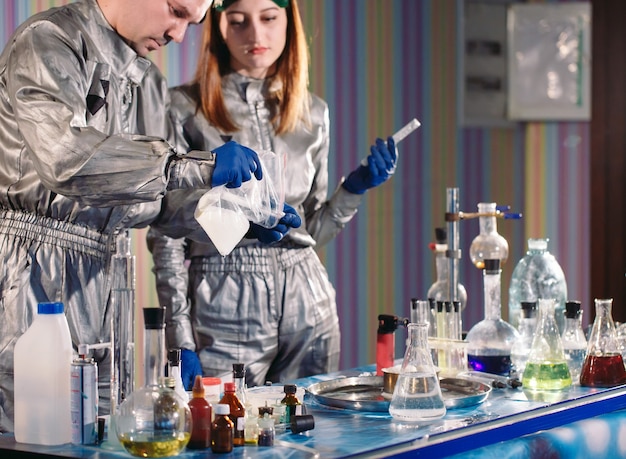 Chemici maken medicijnen in het laboratorium.