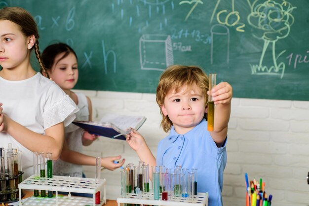 Chemie themaclub Schoolclub onderwijs Leraar en leerlingen reageerbuisjes in de klas Kinderen kunnen groeien in een club zoals de wetenschap Samen eigenschappen van stoffen ontdekken en verkennen