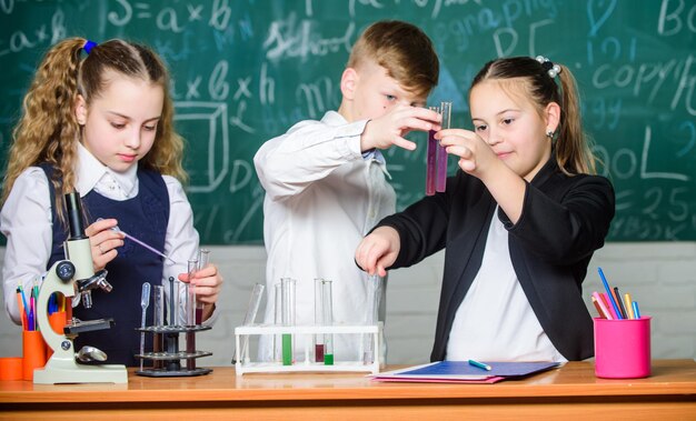 Chemiewetenschap Kleine kinderen wetenschapper die scheikunde verdient in het schoollaboratorium Biologie-experimenten Kleine kinderen Science Lab microscoop en reageerbuisjes Scheikunde leven inblazen