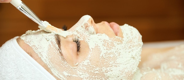 Chemisch peelingmasker voor het gezicht Cosmetologie acnebehandeling Jong meisje bij medisch