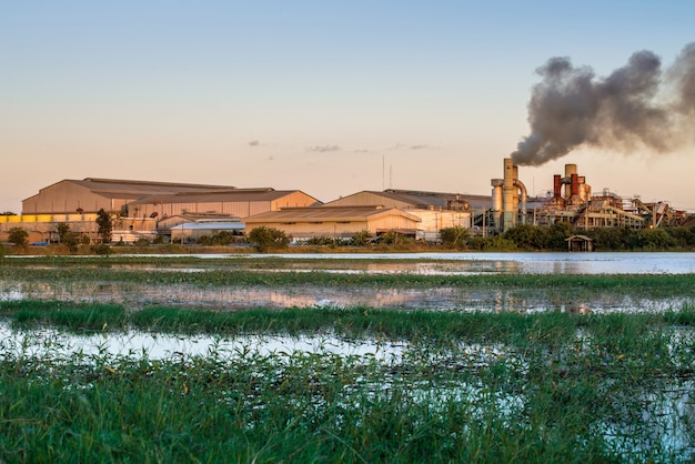 Chemische fabriek met rookstapel