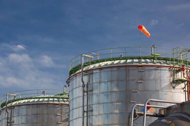 Chemische industrie tankopslag boerderij isolatie de tank in de wolkenlucht.