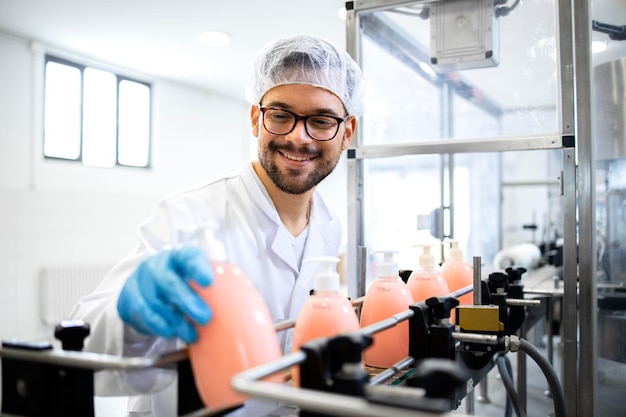 Chemische reinigingsindustrie en industriële productie van vloeibare zeep of detergenten