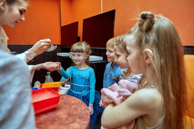 Chemische show voor kinderen Professor voerde chemische experimenten uit met vloeibare stikstof op jarig meisje