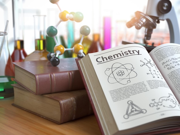 화학 교육 개념 교실이나 실험실에서 액체와 현미경이 있는 텍스트 화학 및 공식 및 교과서 플라스크가 있는 책을 엽니다.