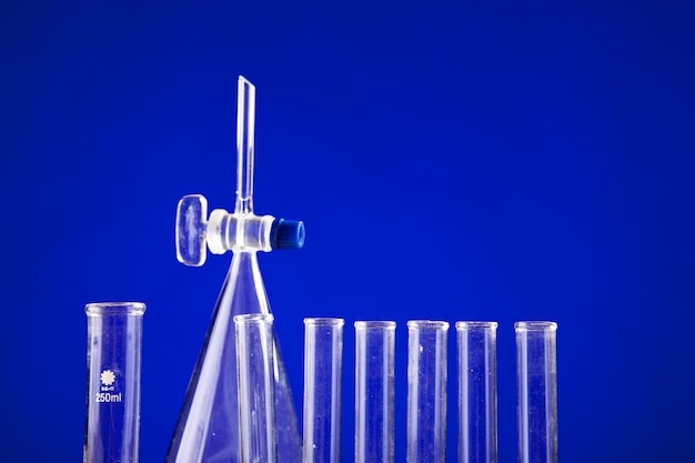 Фото Химическая лаборатория на столе на синем фоне. посуда и биологическое оборудование