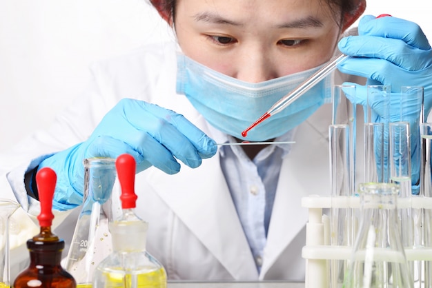 В химической лаборатории женщины-ученые проводят эксперименты