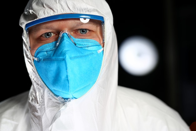 実験室のつなぎ服の肖像画を身に着けている化学科学者