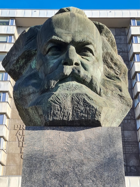 Chemnitz Duitsland 11122022 Karl Marx Monument Standbeeld van de Duitse filosoof Karl Marx in Saksen Duitse revolutionaire socialist Radicale politieke theoreticus Nischel ontworpen door Lev Kerbel