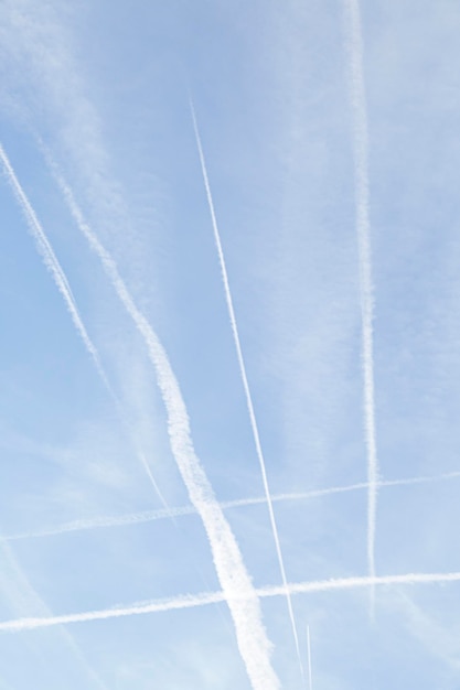 Chemtrails vervuiling in de blauwe lucht