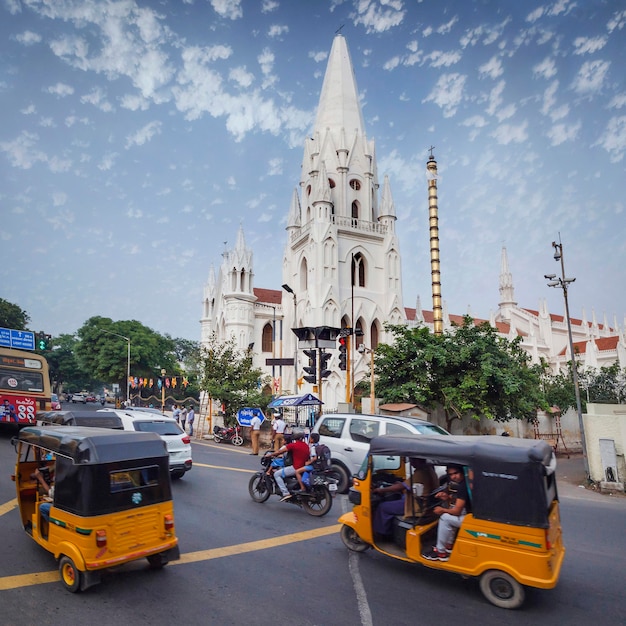 Photo chennai, india - november 18, 2018: san thome basilica is a roman catholic minor basilica. it was built in the 16th century by portuguese explorers, over the tomb of st. thomas, an apostle of jesus.