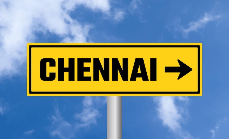 फोटो chennai road sign on cloudy sky background