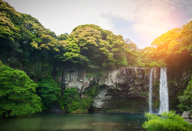 Cheonjiyeon waterfall è una cascata su jeju island, corea del sud. il nome cheonjiyeon significa cielo. questa foto è utile per promuovere il posto per l'isola di jeju, corea del sud. jeju è un'isola ben conosciuta.