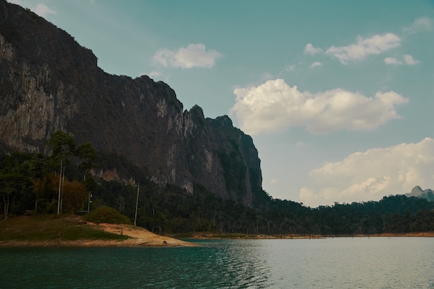 Cheow lan lake nel parco nazionale di khao sok thailandia paesaggio tropicale all'alba poster da cartolina wall...