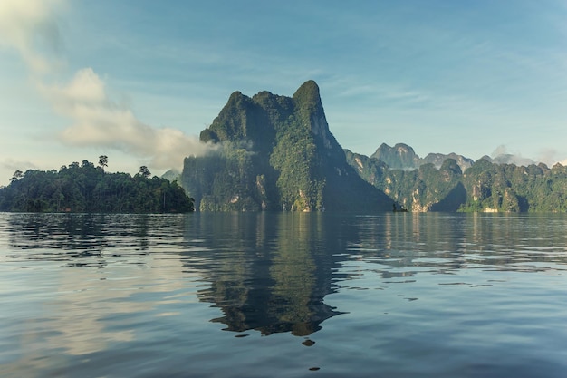 タイの Cheow Lan 湖の風景