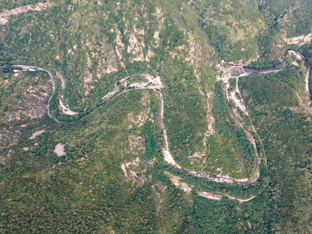 Photo chepelarska river passing through the rhodope mountain bulgaria