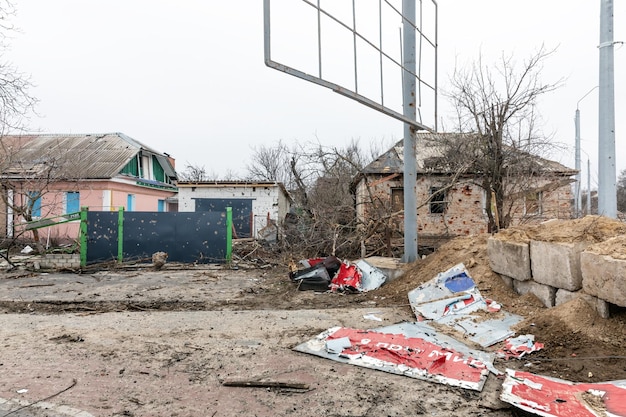 Chernihiv oekrane 05 april 2022 oorlog in oekraïne chaos en verwoeste huizen in de straten van tsjernihiv als gevolg van de aanval van russische indringers op een vreedzame stad