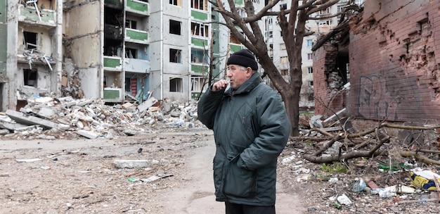 CHERNIHIV OEKRANE 05 april 2022 Oorlog in Oekraïne Chaos en verwoeste huizen in de straten van Tsjernihiv als gevolg van de aanval van Russische indringers op een vreedzame stad