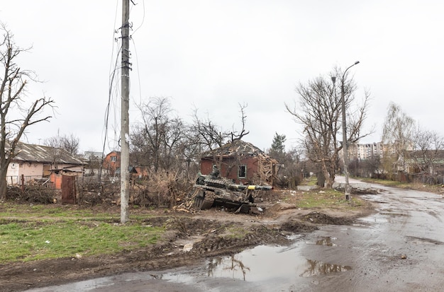 CHERNIHIV REG OEKRANE 18 april 2022 Ruslands oorlog tegen Oekraïne Volledig verwoeste huizen en chaos in de regio Tsjernihiv als gevolg van de aanval van Russische indringers