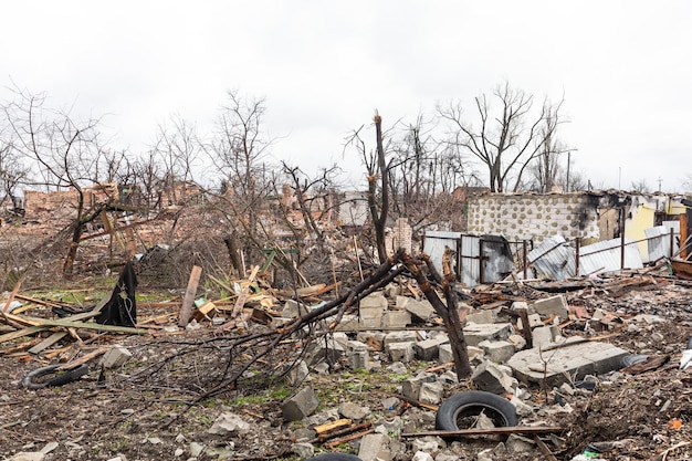 CHERNIHIV REG OEKRANE 18 april 2022 Ruslands oorlog tegen Oekraïne Volledig verwoeste huizen en chaos in de regio Tsjernihiv als gevolg van de aanval van Russische indringers