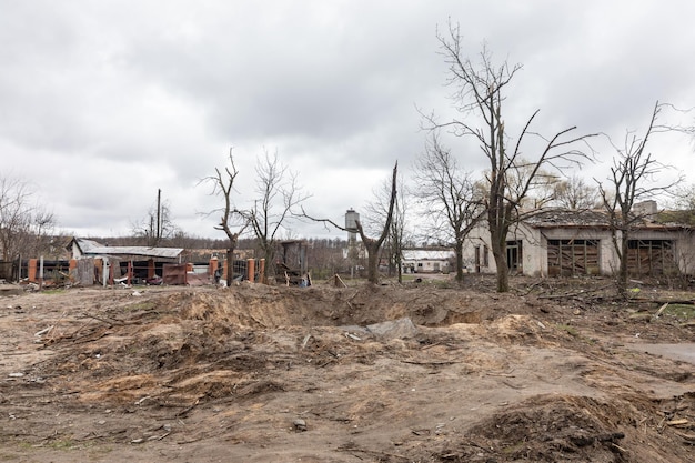 CHERNIHIV REG OEKRANE 18 april 2022 Ruslands oorlog tegen Oekraïne Volledig verwoeste huizen en chaos in de regio Tsjernihiv als gevolg van de aanval van Russische indringers