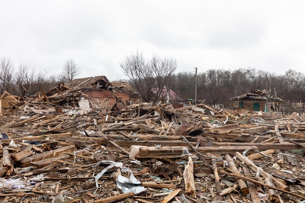 CHERNIHIV REG OEKRANE 18 april 2022 Ruslands oorlog tegen Oekraïne Volledig verwoeste huizen en chaos in de regio Tsjernihiv als gevolg van de aanval van Russische indringers