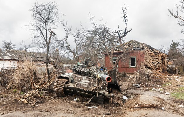 CHERNIHIV REG UKRAINE 2022年4月18日ロシアのウクライナに対する戦争ロシアの侵略者の攻撃の結果、チェルニーヒウ地域の家屋と混乱が完全に破壊された