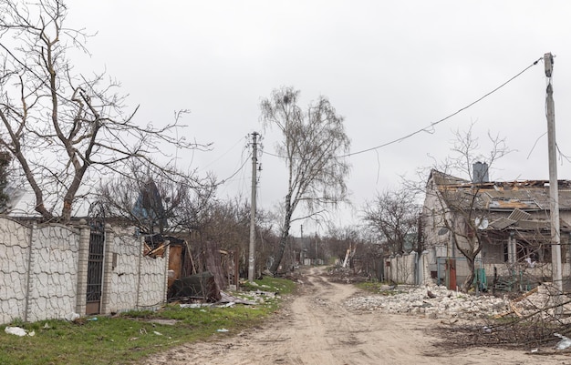 CHERNIHIV REG UKRAINE 2022년 4월 18일 우크라이나와의 러시아 전쟁 러시아 침략자들의 공격으로 체르니히브 지역의 가옥과 혼란이 완전히 파괴되었습니다.