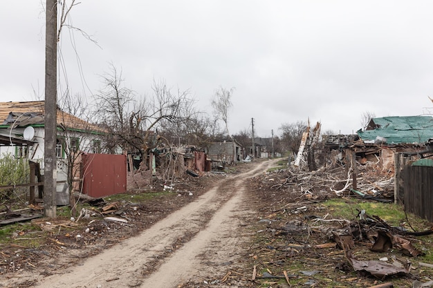 CHERNIHIV REG UKRAINE 2022年4月18日ロシアのウクライナに対する戦争ロシアの侵略者の攻撃の結果、チェルニーヒウ地域の家屋と混乱が完全に破壊された