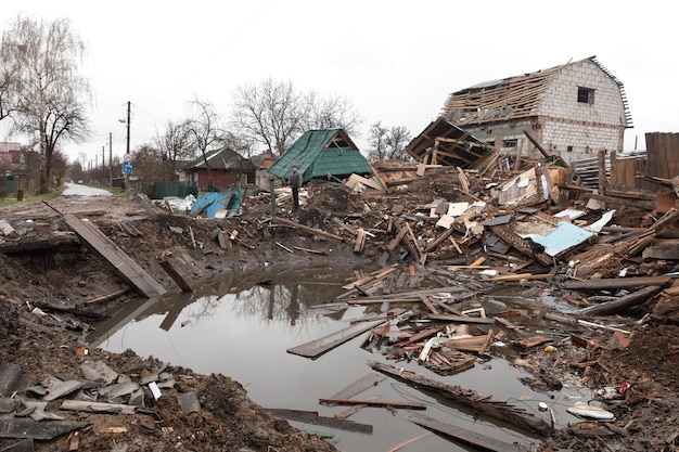 Foto chernihiv reg ucraina 18 aprile 2022 guerra della russia contro l'ucraina case completamente distrutte e caos nella regione di chernihiv a seguito dell'attacco degli invasori russi